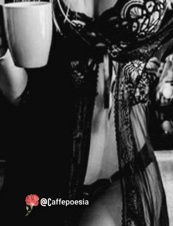 Caffepoesia | Liturgia Erótica | Chica en *lingerie* negro tomando café.