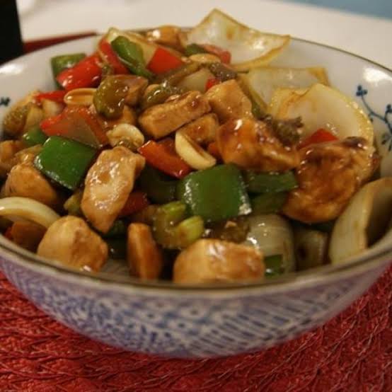 Clássico da culinária Oriental com um toque brasileiro Frango a xadrez com a Zcash é mais gostoso