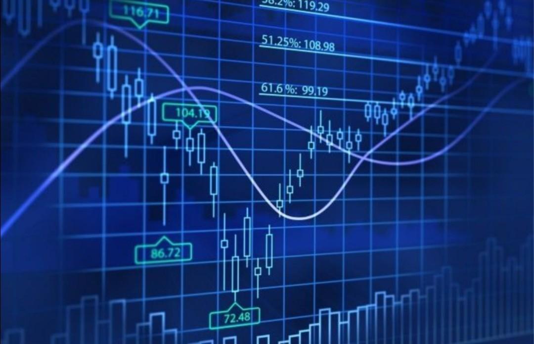Dólar chega a cair abaixo de R$ 5 pela primeira vez em mais de dois meses: moeda deve seguir em baixa?