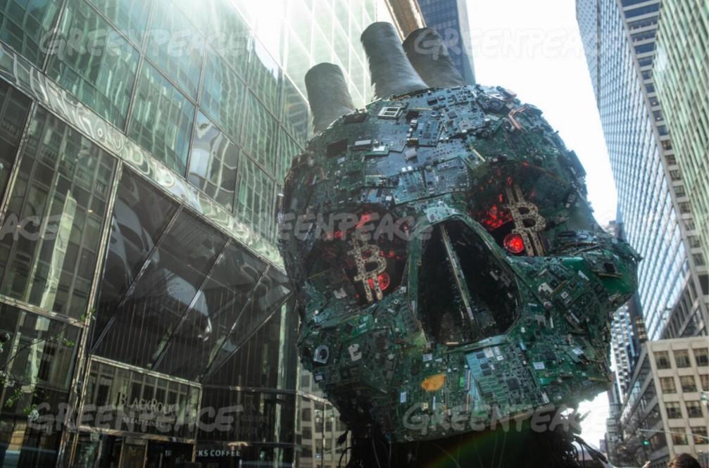 Greenpeace leva ‘Caveira de Satoshi’ para passear nas ruas de NY, mas muda o tom de seu discurso