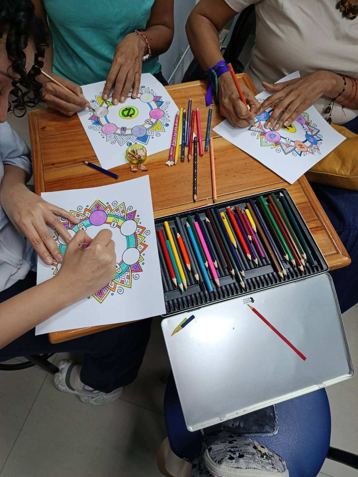 Nuestros asistentes coloreando sus mandalas