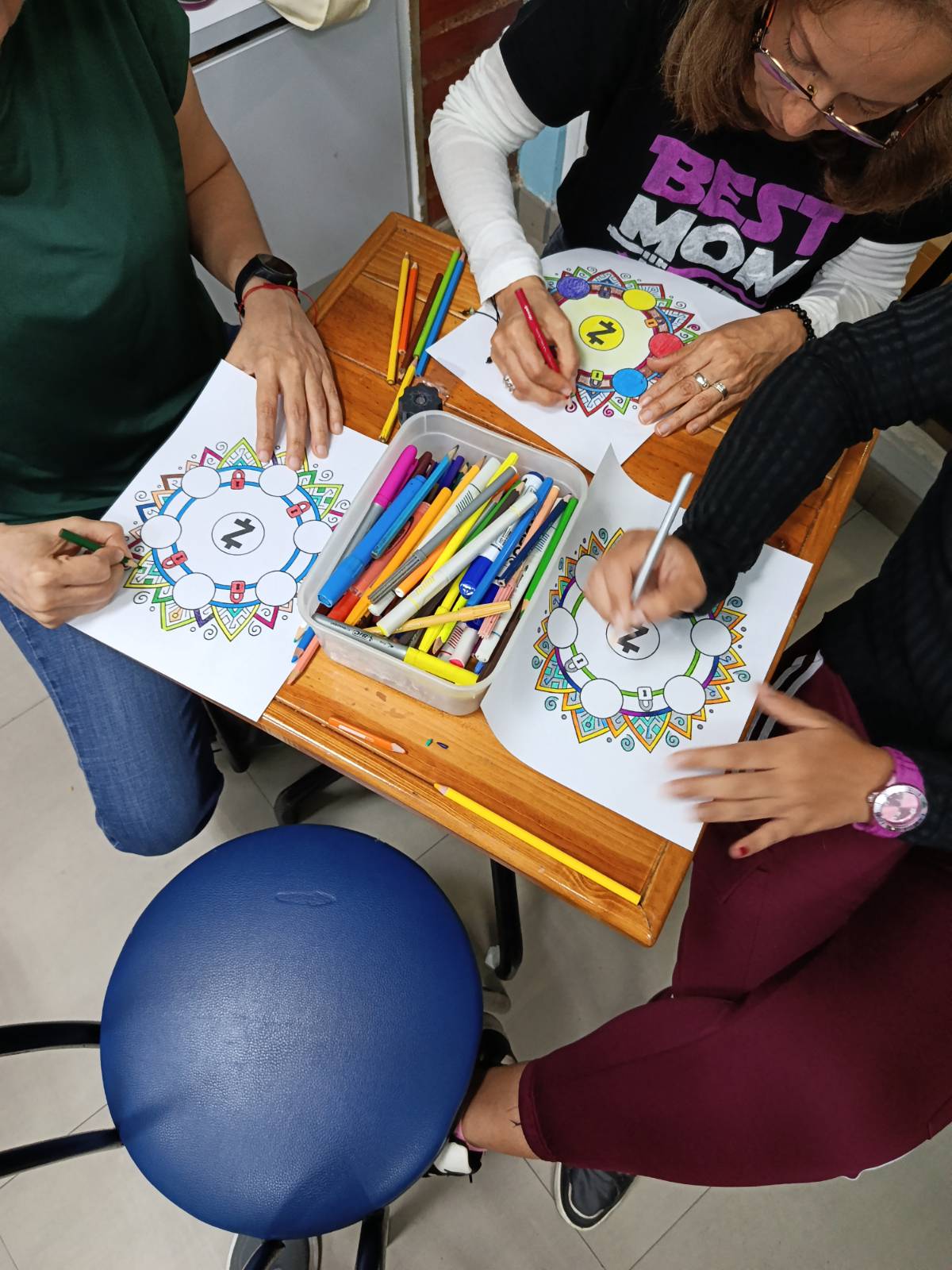 Nuestros asistentes coloreando sus mandalas de Zcash