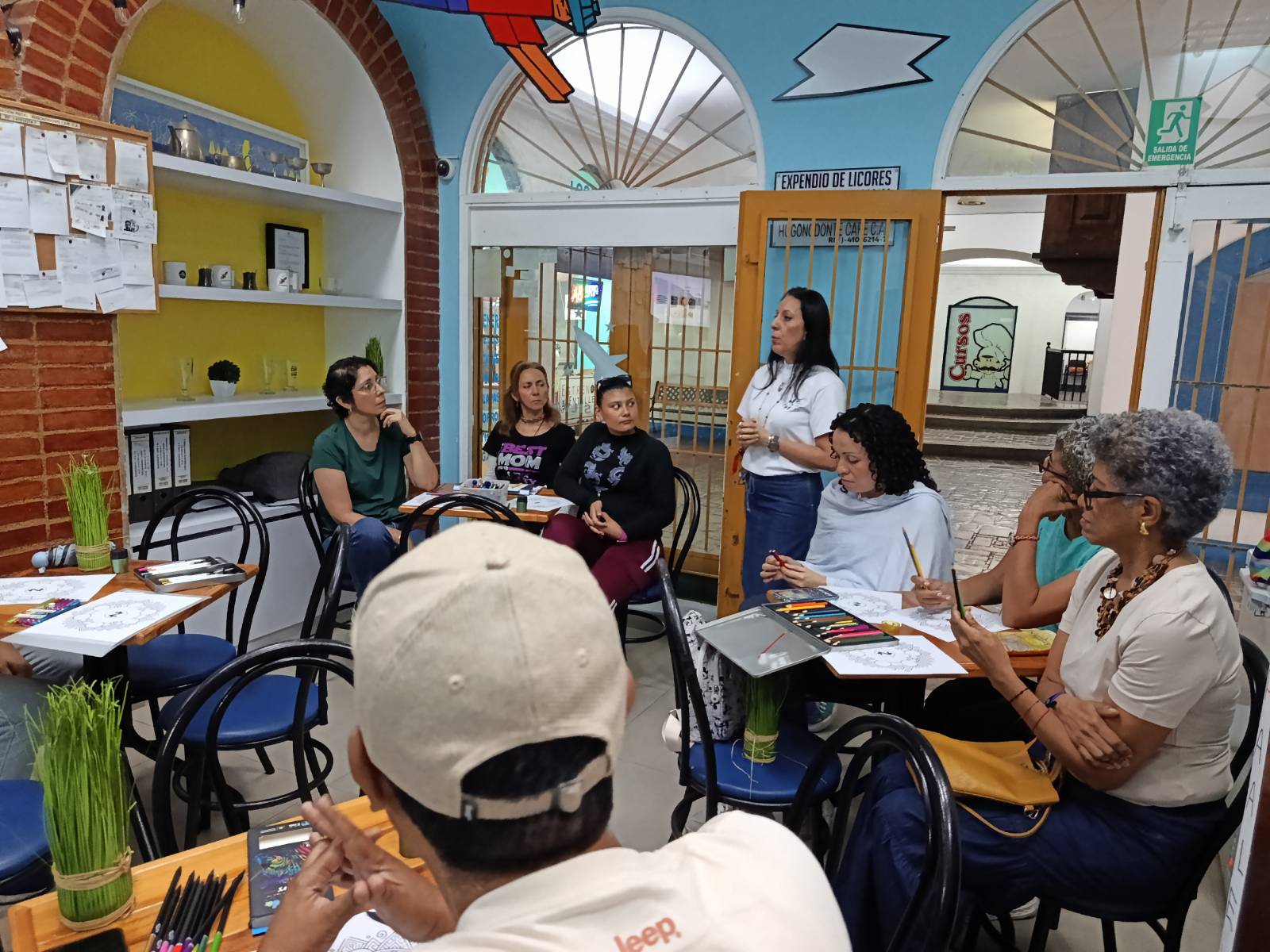 Emperatriz explicando los mandalas desde la visión del coaching personal