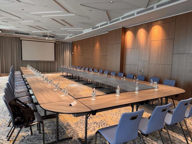 U-Shaped layout for the meeting room.